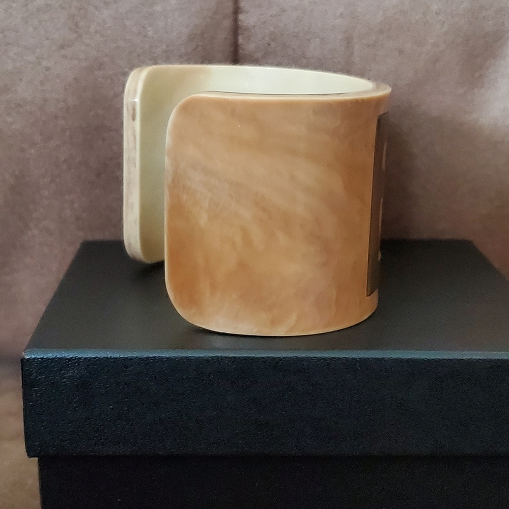 Authentic Fendi Cuff Bracelet Acrylic Brown - Picture 4 of 8